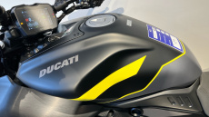 Ducati Diavel V4 - Dark Stealth Yellow (25MY)